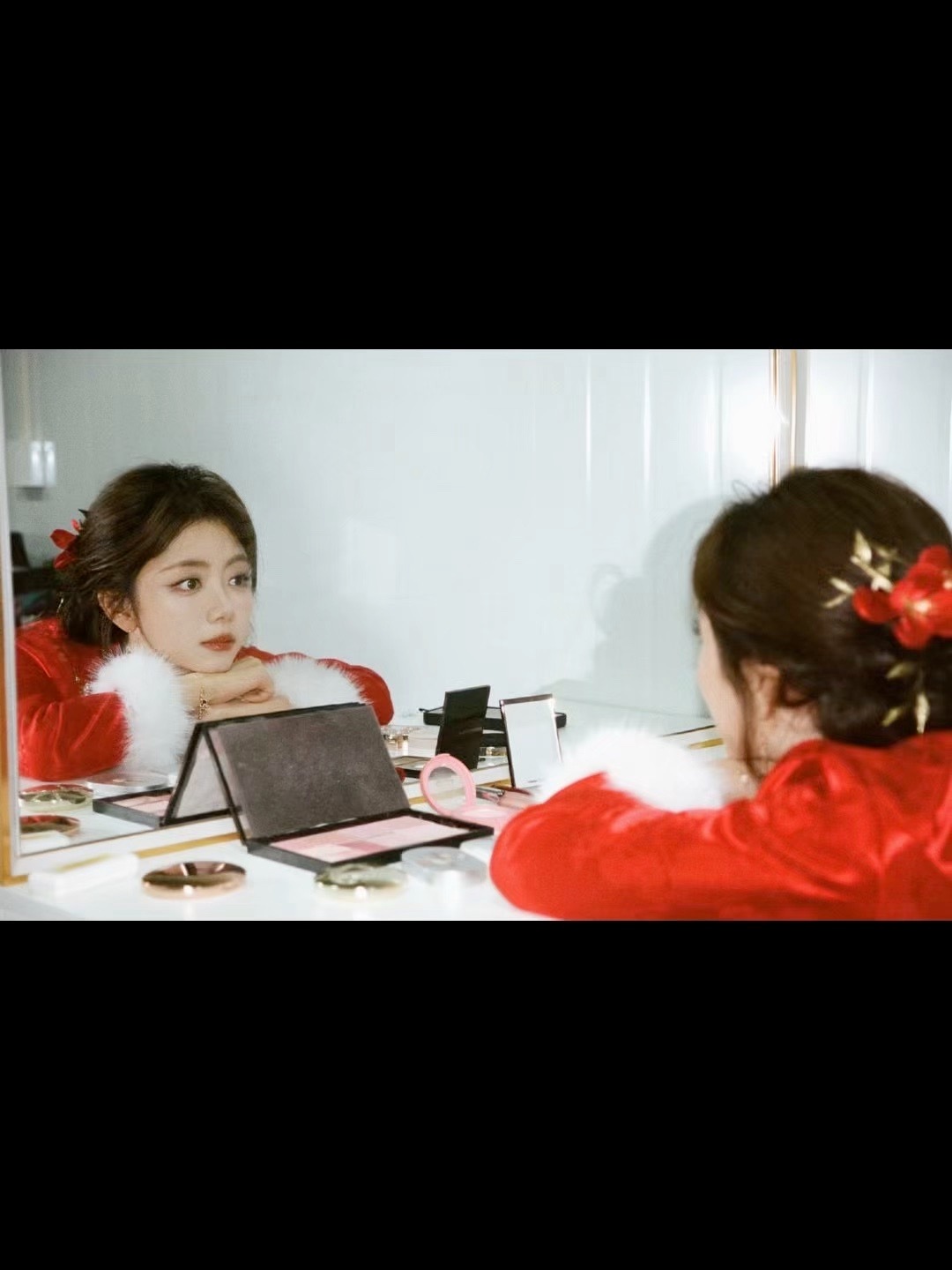 谭松韵 年画娃娃  古有金榜题名之状元回乡，今有登上春晚舞台之谭松韵回家。今天谭