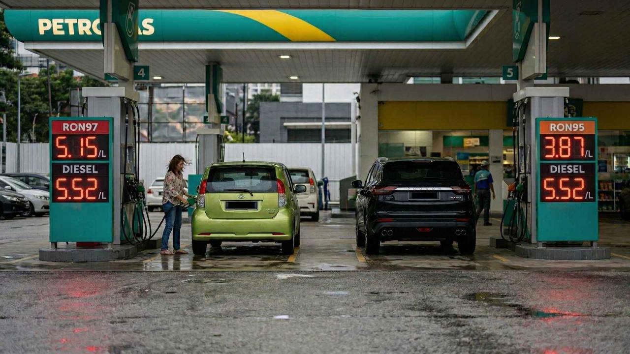 马来西亚的油价，长期实行双轨制。
简单说，就是把油价分成补贴价和市场价两条线，专