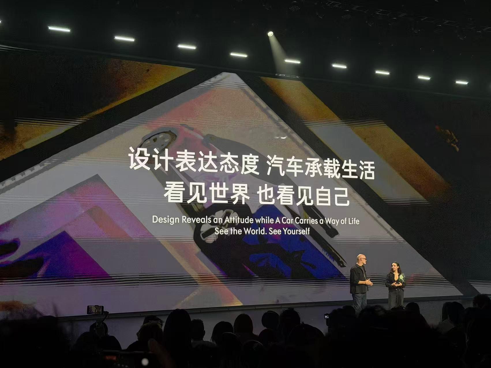 怪不得说领克20颜值出众、自带时尚感✨一边是领克全球设计总裁Stefan Ros