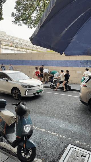 广州的天气究竟是有多热？
老外竟然都热晕在了街头？
这几个外国人体质还是不行啊。