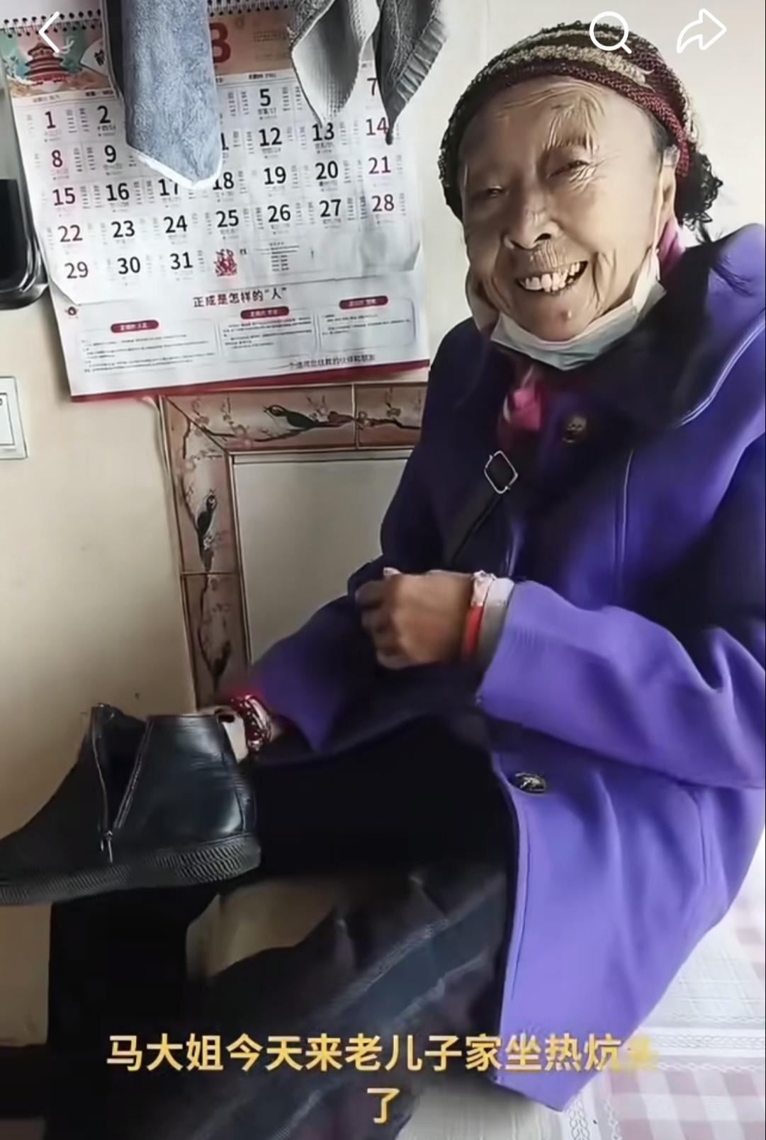 88岁的马玉琴真开心啊！楼里停暖了，人家可有出去，这不上老儿子家来了？

马大姐