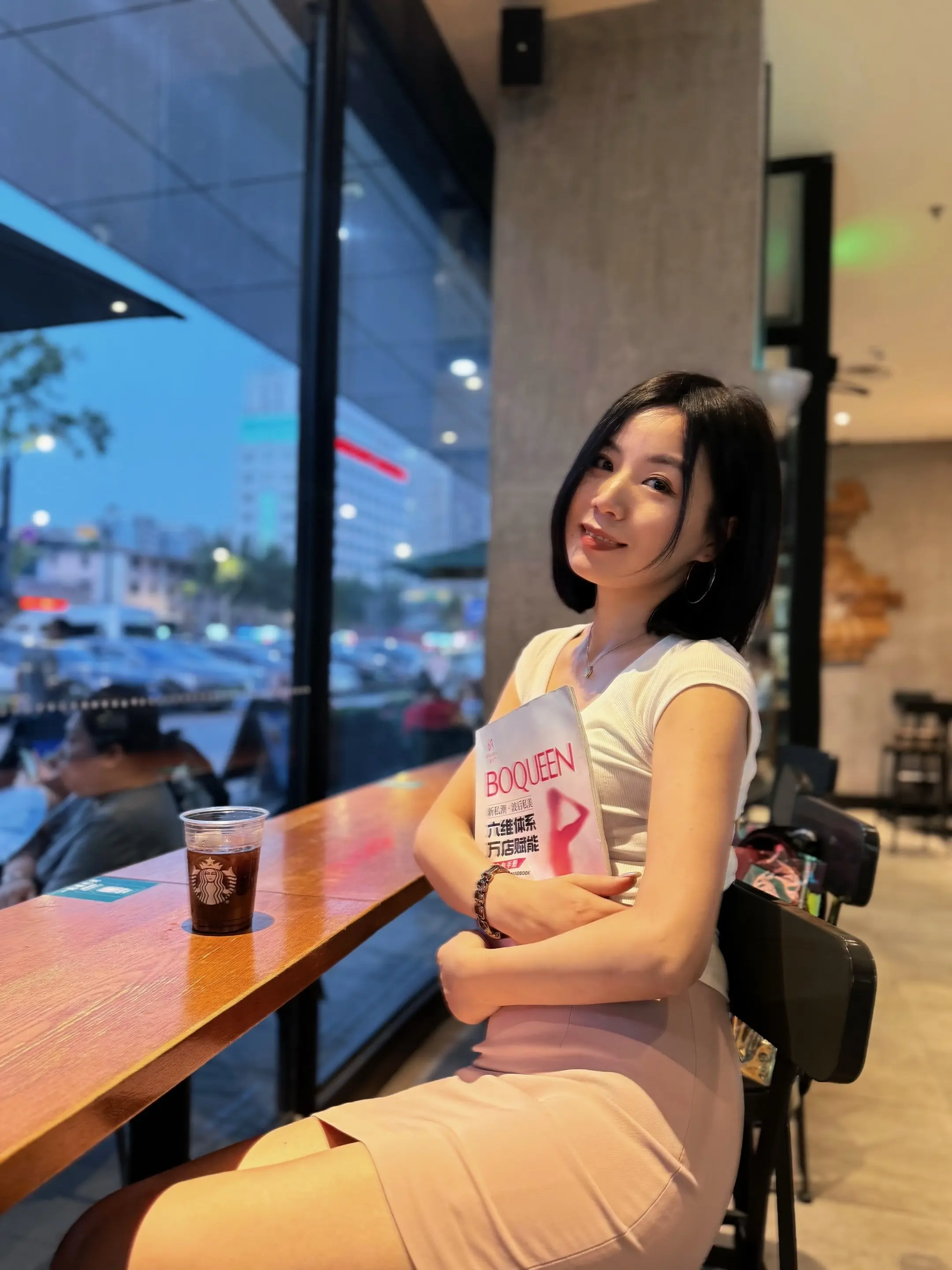 漂亮的女孩子很多 但能量一直充足的女孩不多 要做就做稀缺物种 永远稳定...
