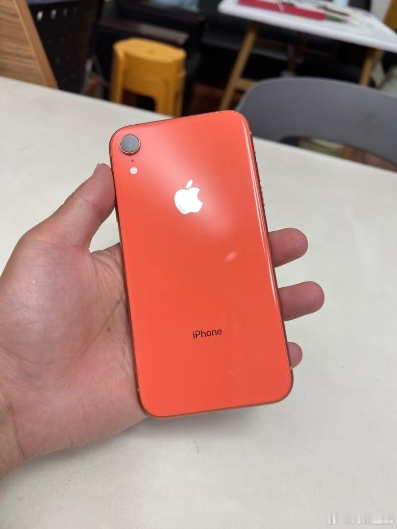 又收到iPhone XR神机了，不到1000块的价格，刘海屏+单摄，它最大的特点