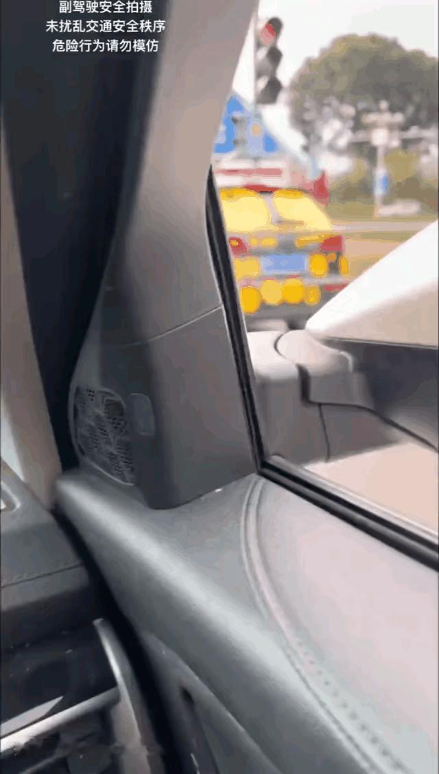 虽说要保持安全距离，但这也太远了吧？起码中间还能停两辆车。

这是保持转弯半径以