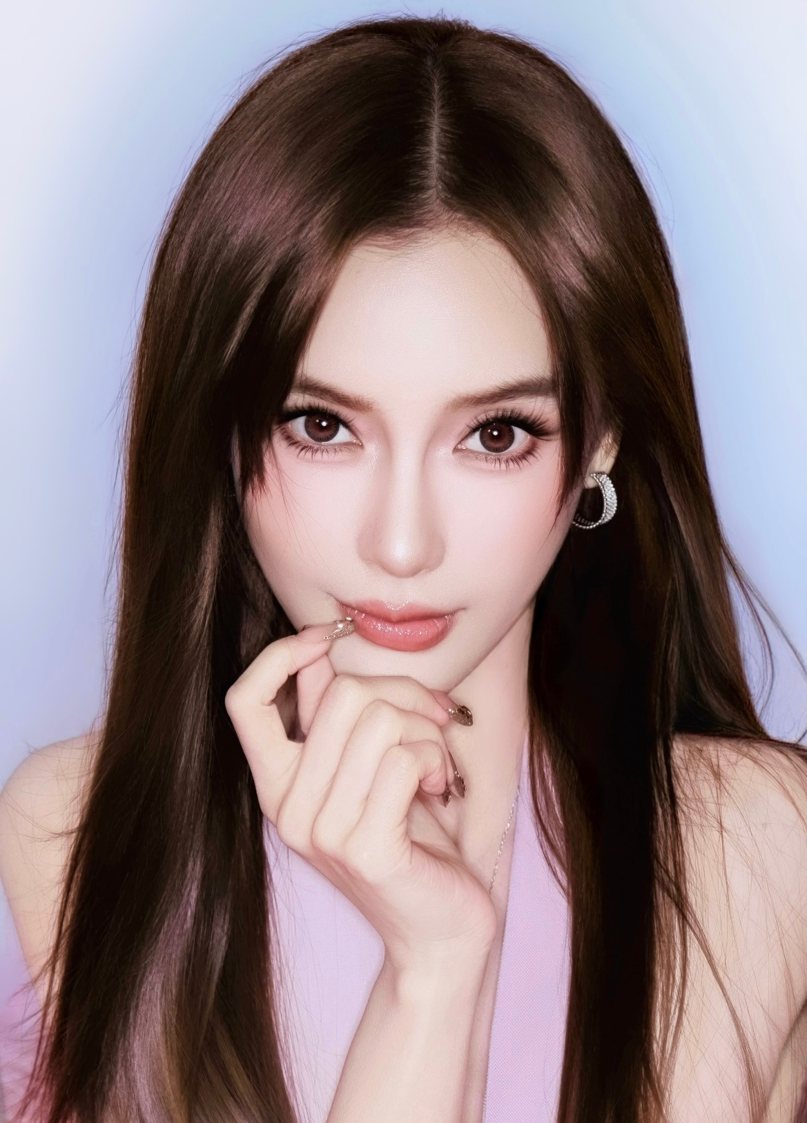 Angelababy在白纸上给粉丝签名angelababy给后座乘客签名 真的对