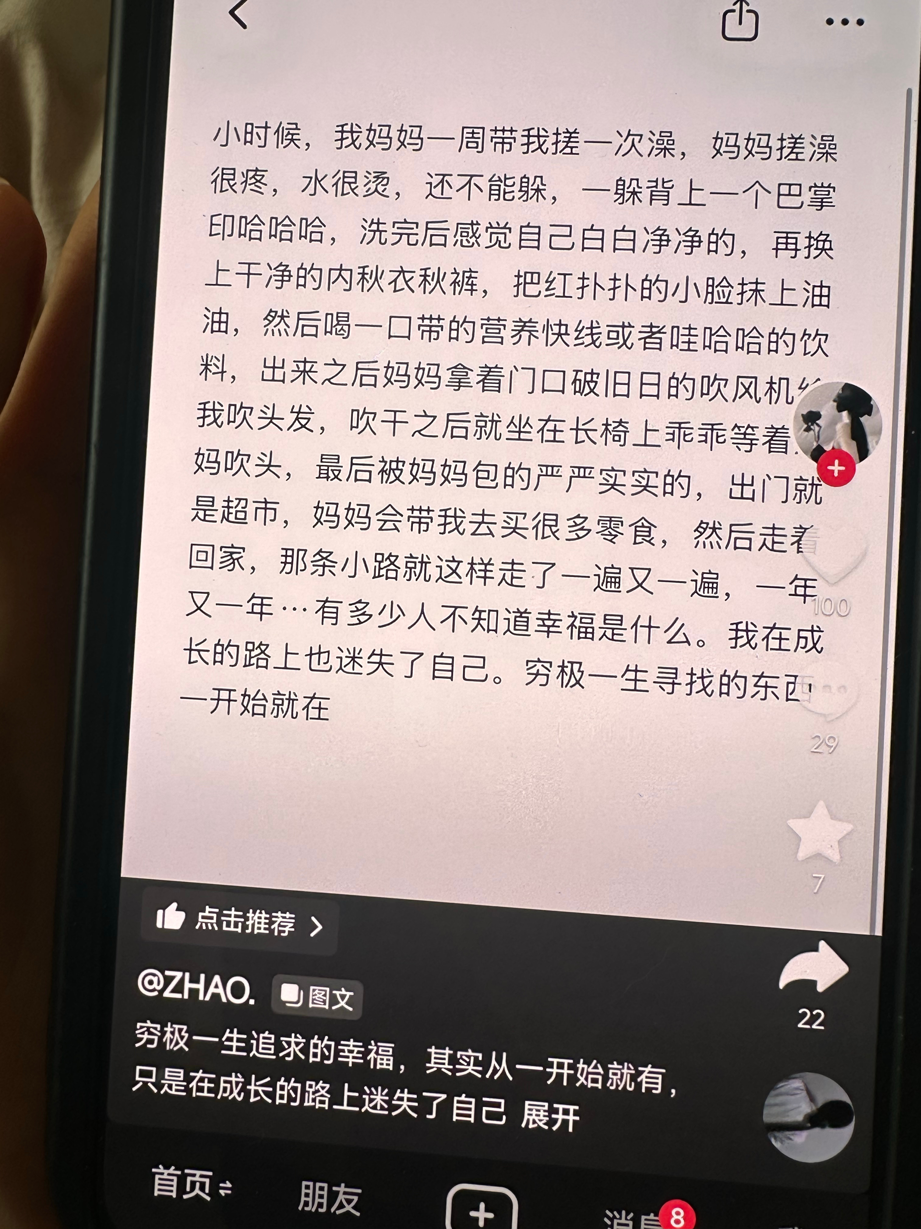 想想就好幸福！澡堂里氤氲着的热气全靠正上方一个出气口往外钻，还有一个像屋顶一样高