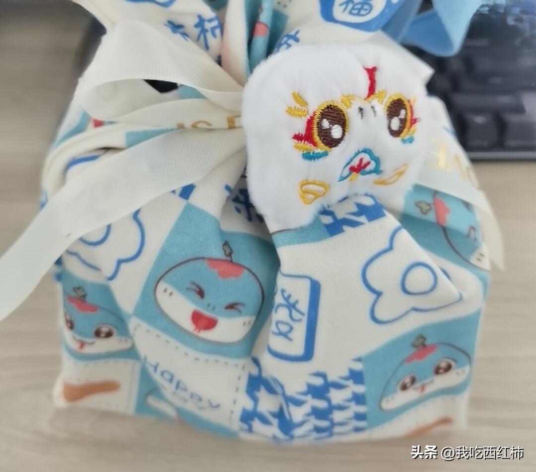 一年多前其他部门来了一个同事，名字长相声音完完全全理想型。每次偶遇会悄咪咪看，集