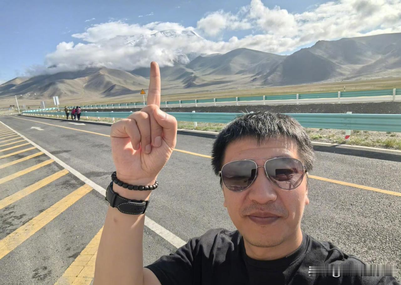 张雪峰为什么能受欢迎?
为什么越来越多人喜欢张雪峰？看懂了，就懂了普通人的苦
 