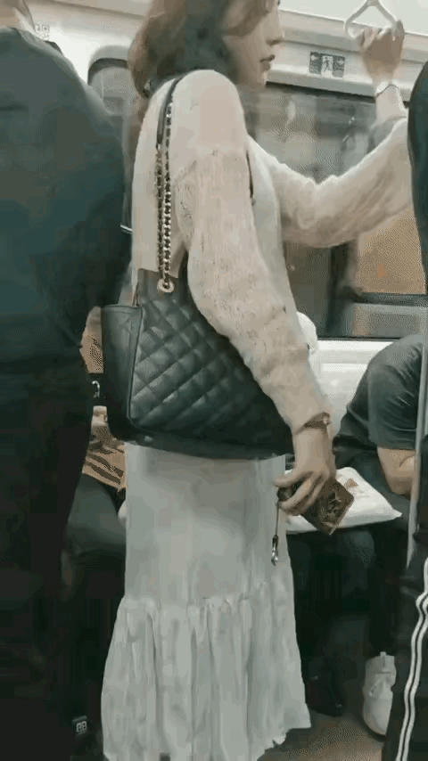 小姐姐看起来很累，
是上班压力大吗？