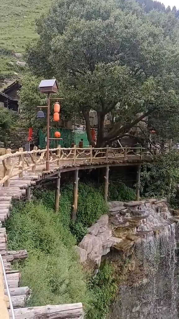 友友们大家好，这里的风景美极了。这里是山西省的芦芽山景区的悬空古村落，景色真美。