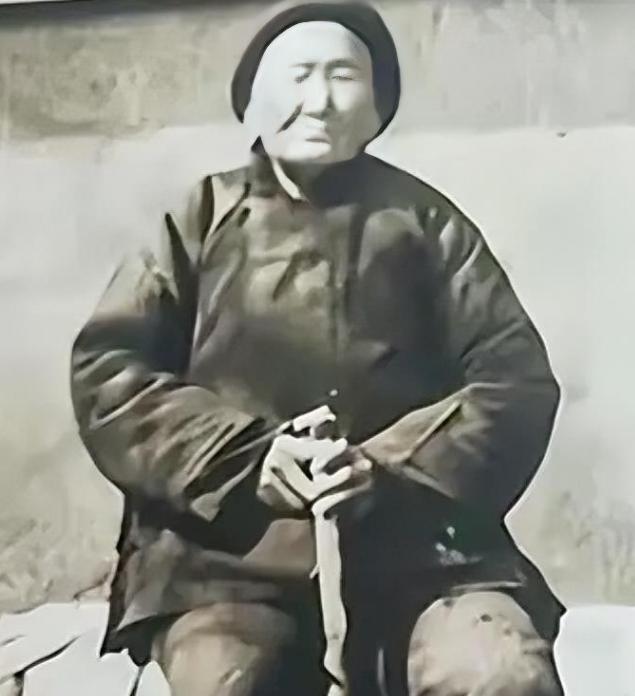 1941年，一位老妇人请汉奸侄子吃饭，突然压低声音问道：“侄儿，能不能给我弄 3