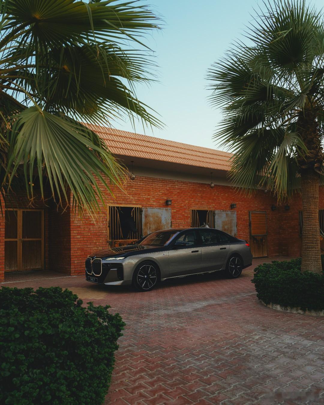 宝马7系降价约27万这次回老家过年，感触还是挺深的，以前村里人只认识BBA，现在