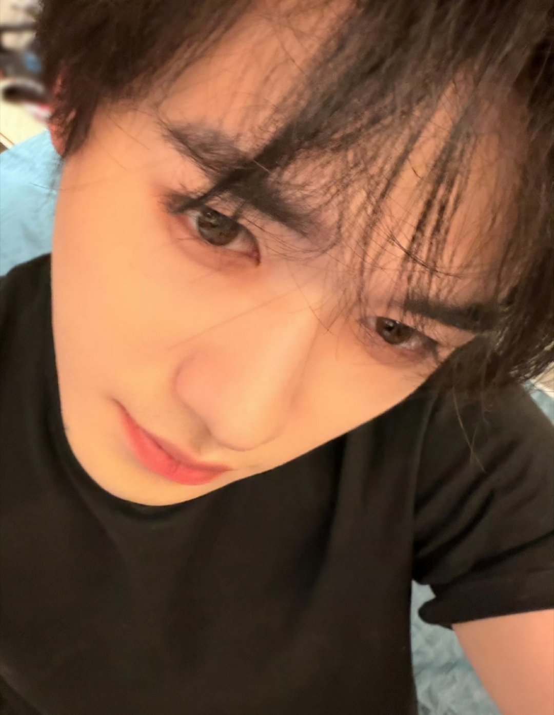 皮衣宋亚轩好帅！直播咕卡还有草莓蛋糕 看起来好美味😋 还有嘛统统交出来🫶🏻