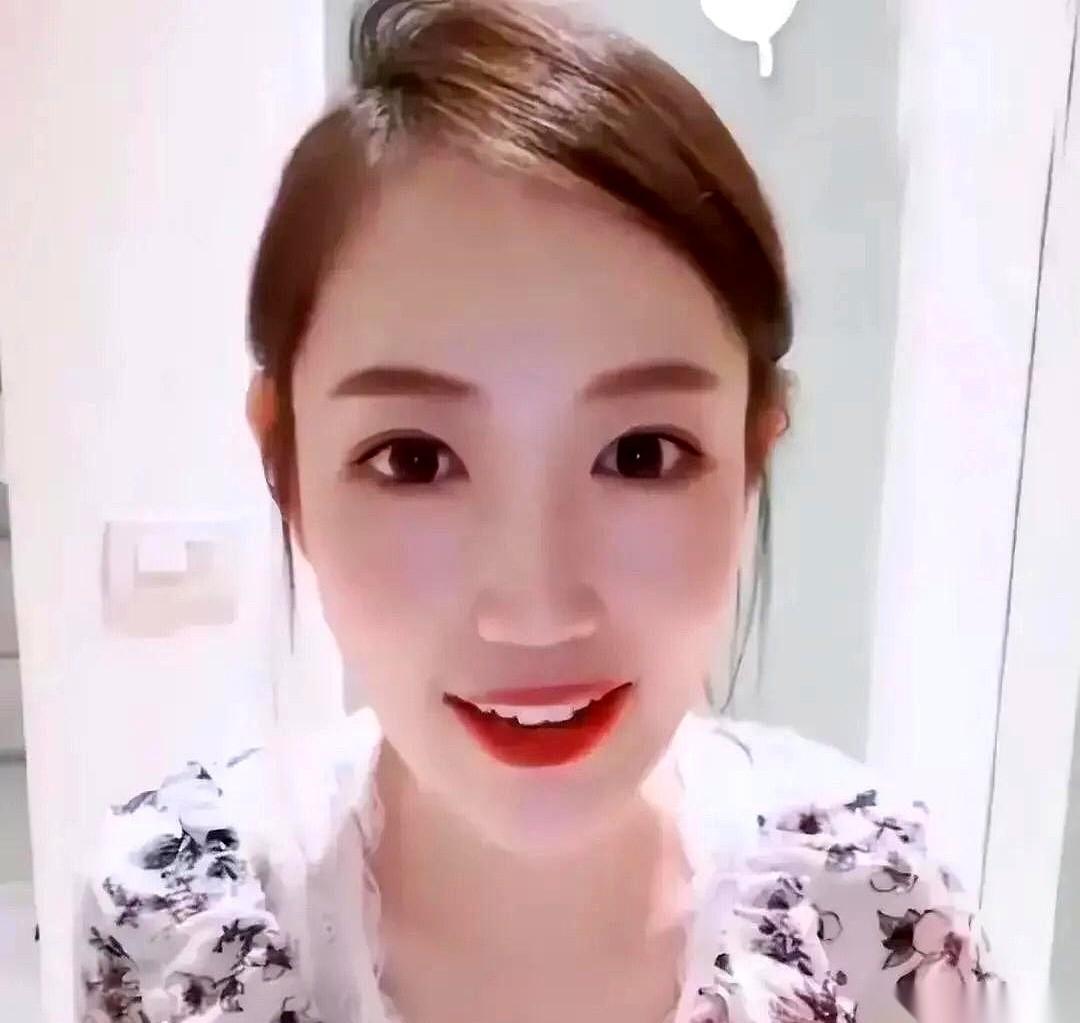 拿着一辈子都花不完的钱，过了七年，然后她说，快活不下去了。
你敢信？
这种一眼望