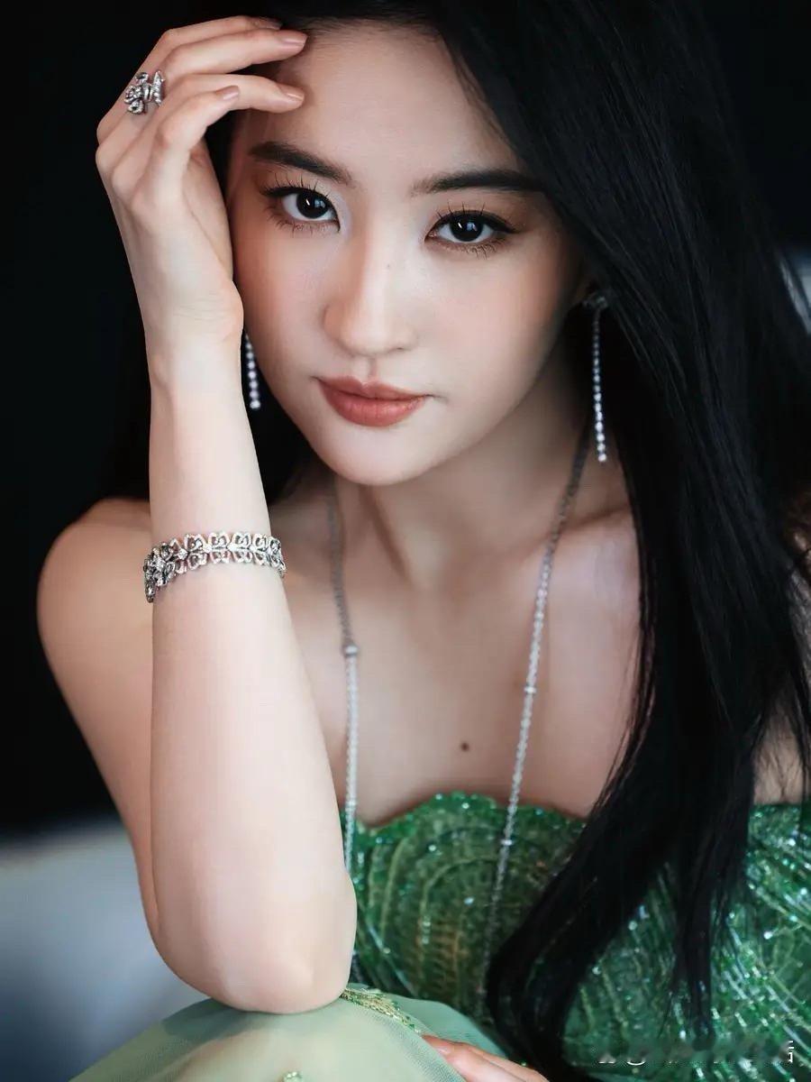 刘亦菲穿绿色刺绣裙清新脱俗 肌肤雪白光滑美若天仙 