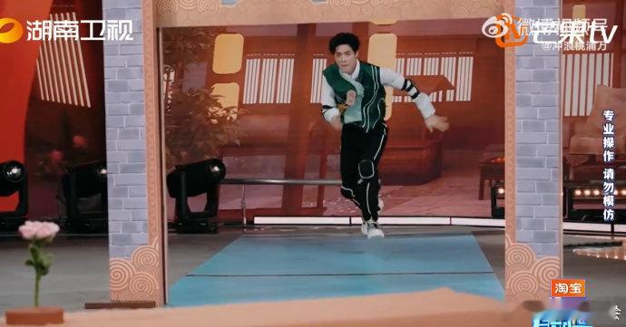 付辛博现役法拉利 滑铲抢玫瑰一气呵成，回头一笑直接封神，38 岁的状态简直在鲨人