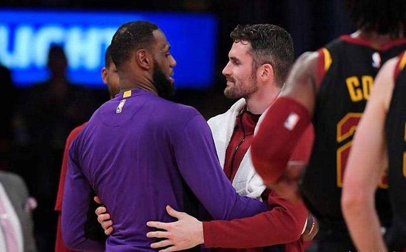 乐福说湖人打爵士的前一天晚上，他和詹姆斯在一起聚餐了。这俩人是真真真真真的铁哥们