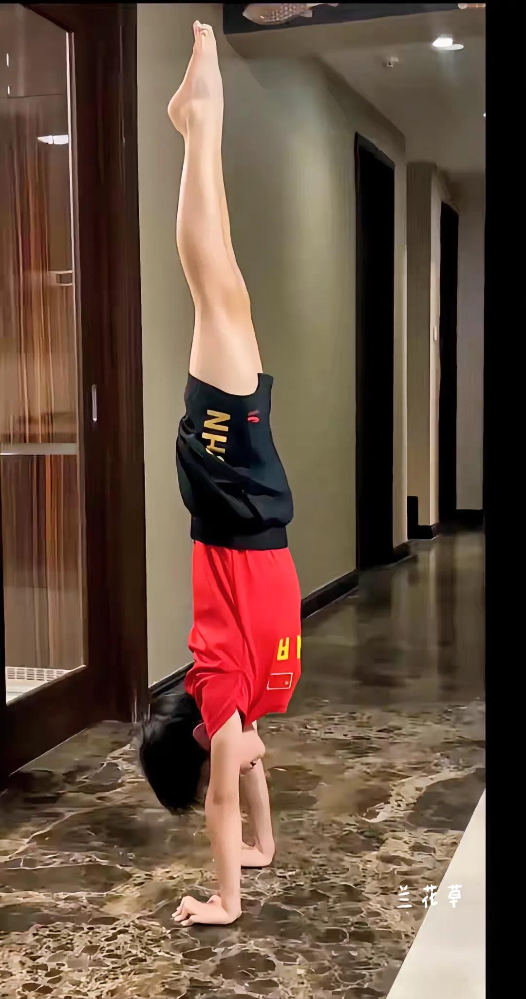 婵宝的倒立简直是绝了，竟然坚持了一分多钟。自律是她的法宝。
你看她倒立时的两脚尖