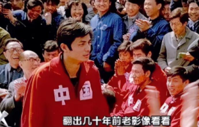 越看越不对劲！名古屋亚运会中国队金牌拿到手软，可领奖台上扫一圈：胸前全是大写的 