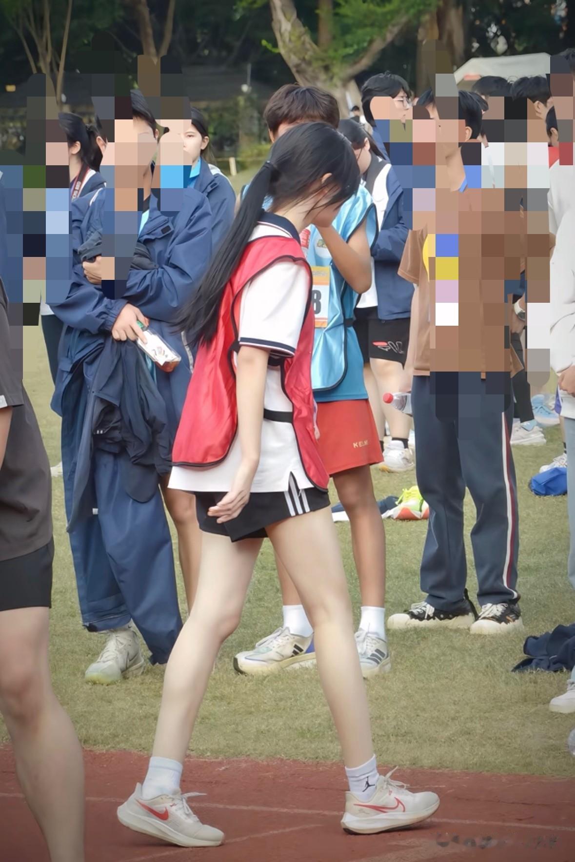 操场背影，青春正好。