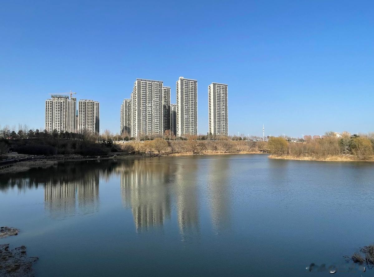 班上前十名，竟有六个是教师子女。

他们的优势，根本不是天生聪明。

别的家庭晚