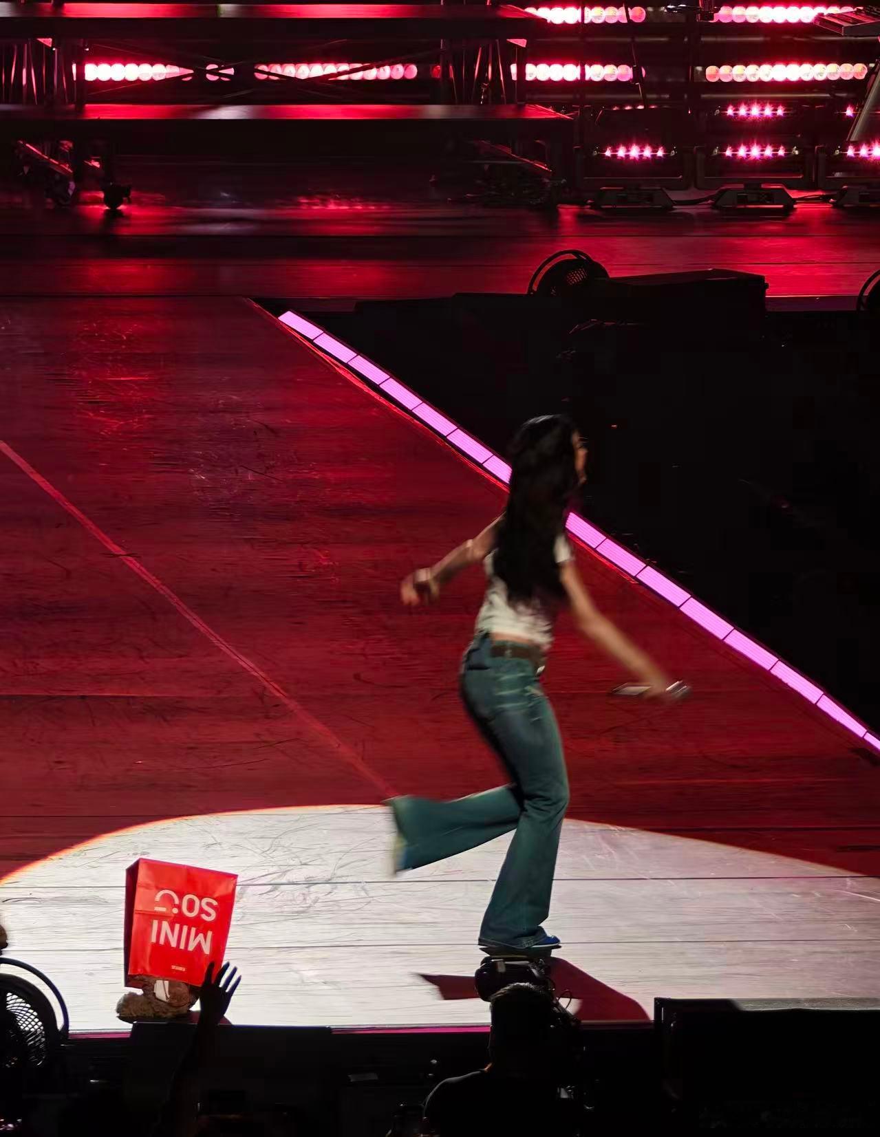 从 MV 植入到演唱会力挺，水果姐对名创是真爱！“来支持了” 不是说说而已，行动