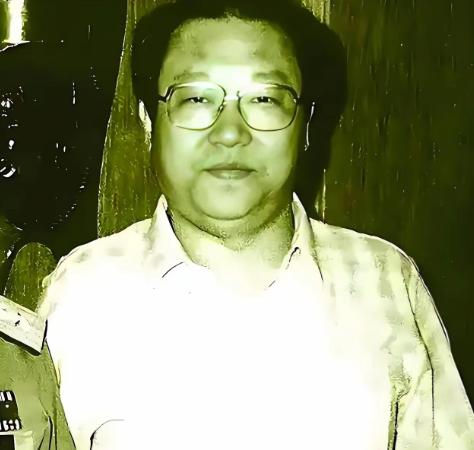 2015年10月，广州白云机场，李志豪走下飞机，没讲话，只朝接机的人敬了个礼，低