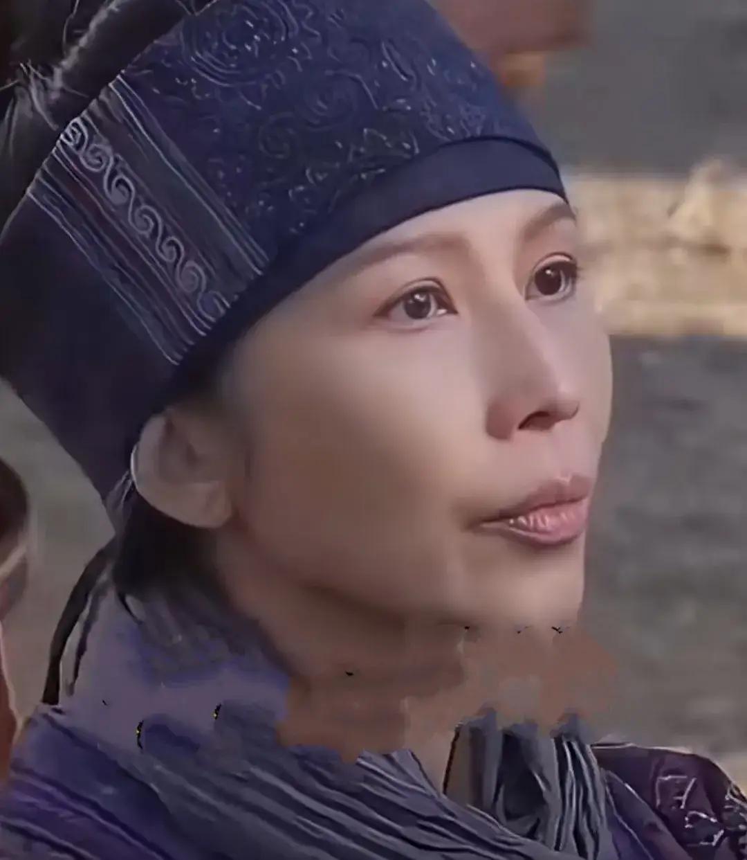 哈哈哈，蔡少芬竟然演了郭靖的母亲:李萍？
在我的印象里，老版《射雕英雄传》里的李