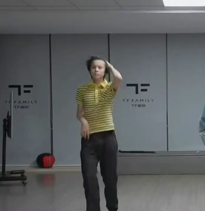 tg 陈思罕左奇函发际线堪忧 