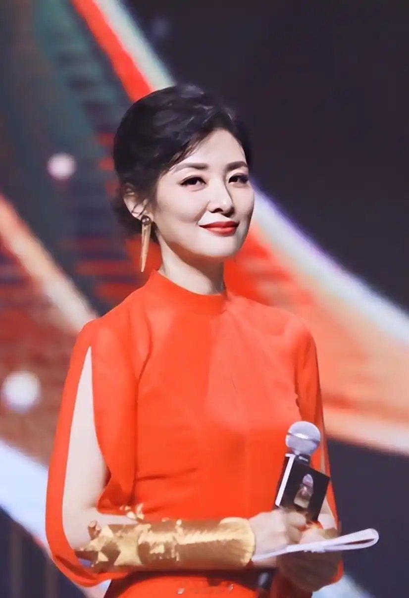 一快过年就会想起周涛 耳畔响起熟悉声线，眉眼间尽是温婉大气，她就是年味里最惊艳的