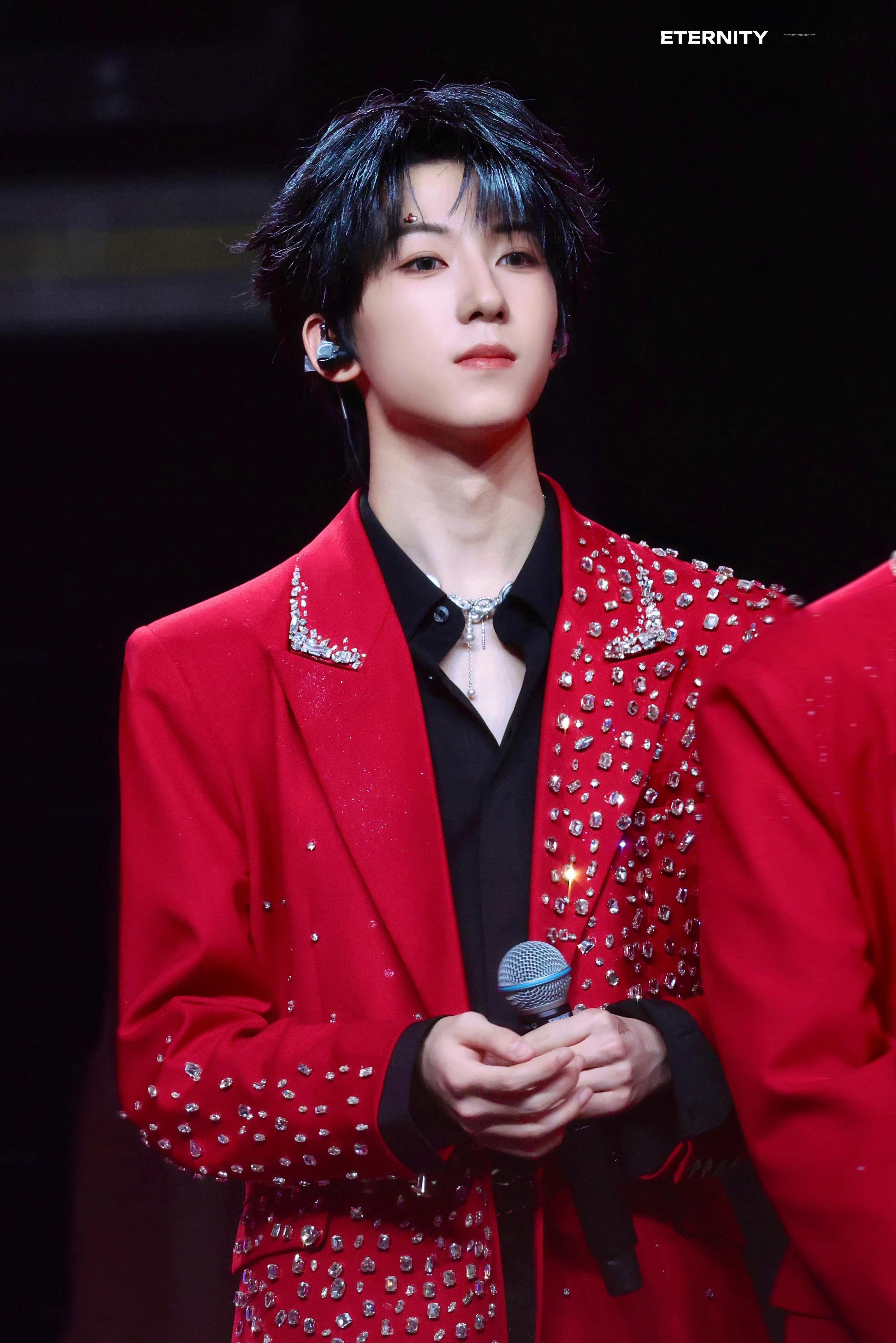 杨博文红衣跳伞路透勇敢的小孩先享受世界，四代杨博文状态也太好了杨博文周扬