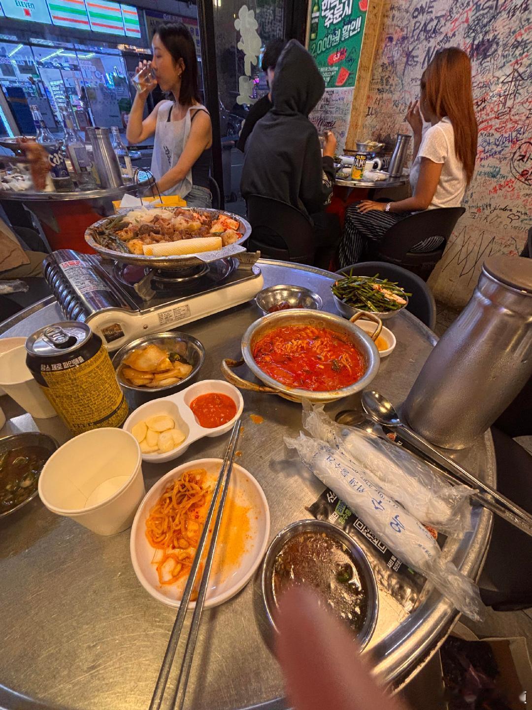 烤牛肠店偶遇Lisa有人运气好到爆表，吃个饭都能跟Lisa当云同桌。虽然没敢上去