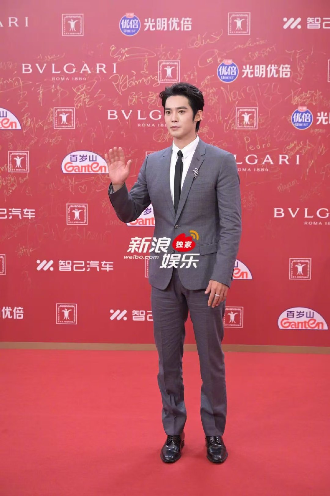 于适闭幕式灰西装造型 于适完全是daddy级别的 家人们，于适灰西装也太帅了吧！