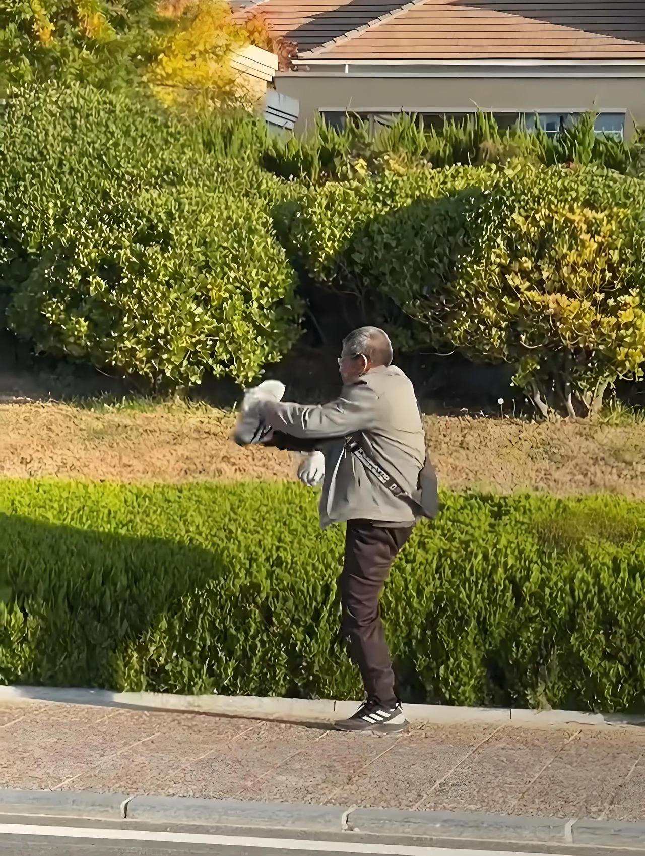 大爷锻炼姿势震惊网友
网友：我买的洋娃娃都不敢这么掰！[捂脸]