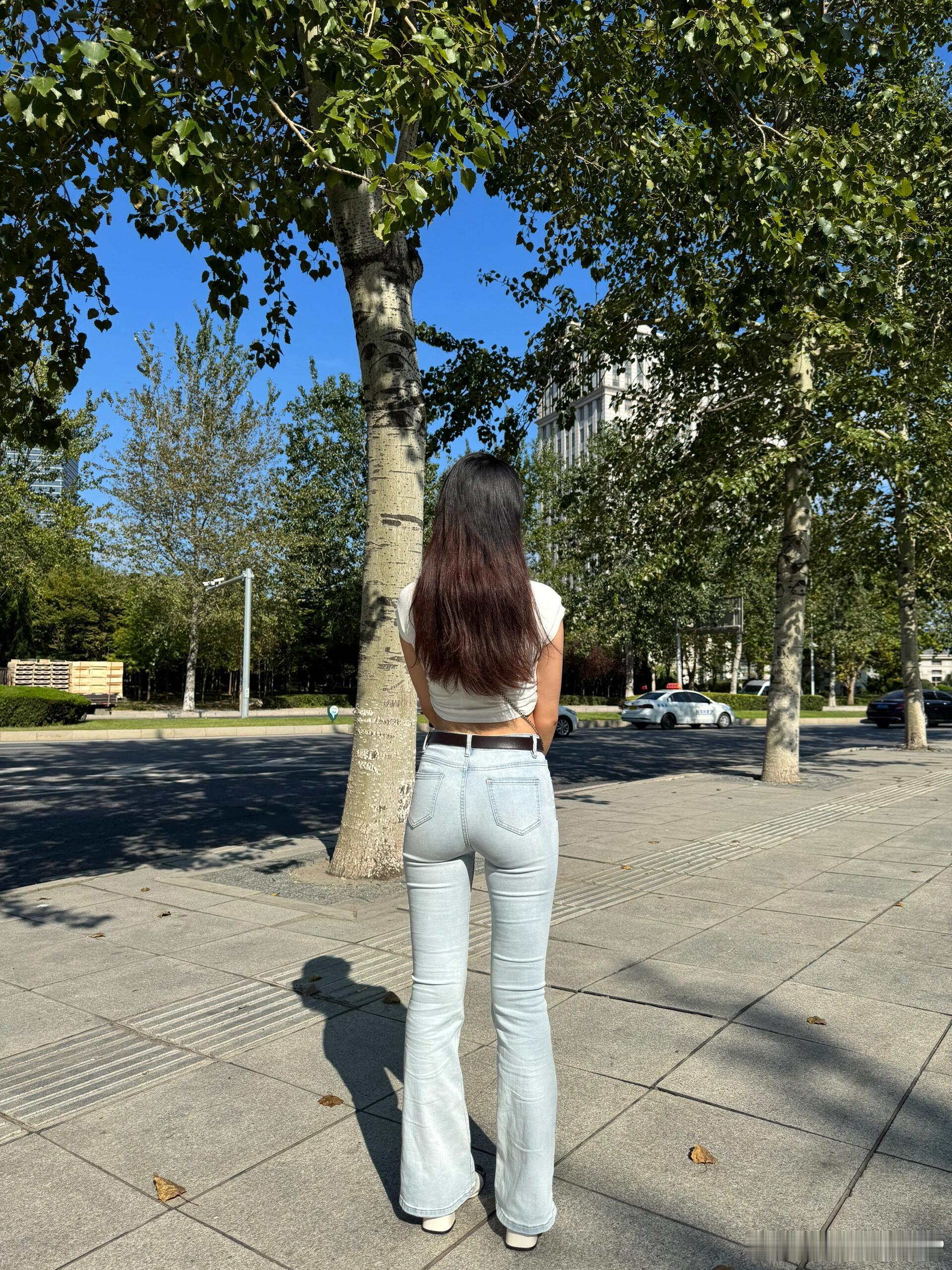 姿势越怪，拍照越帅[哈哈] ​​​