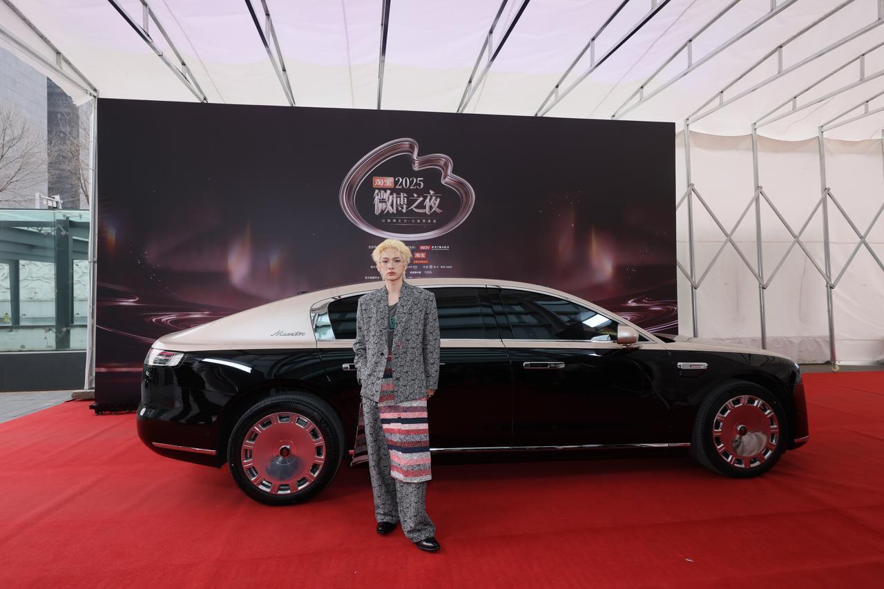 谁懂,刷微博之夜生图刷疯了,尊界S800才是隐藏顶流吧,就静静停在盛典动线上,明