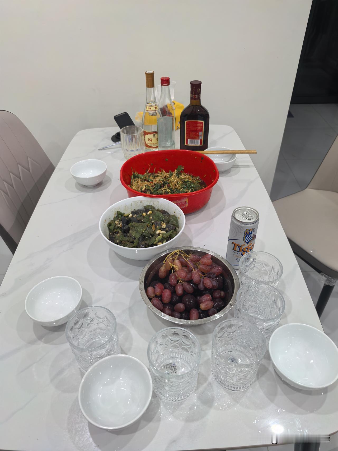 自从搬去新的地方住，哥几个同事现在是一个比一个骚气。聚在一起，除了国际大事以外，