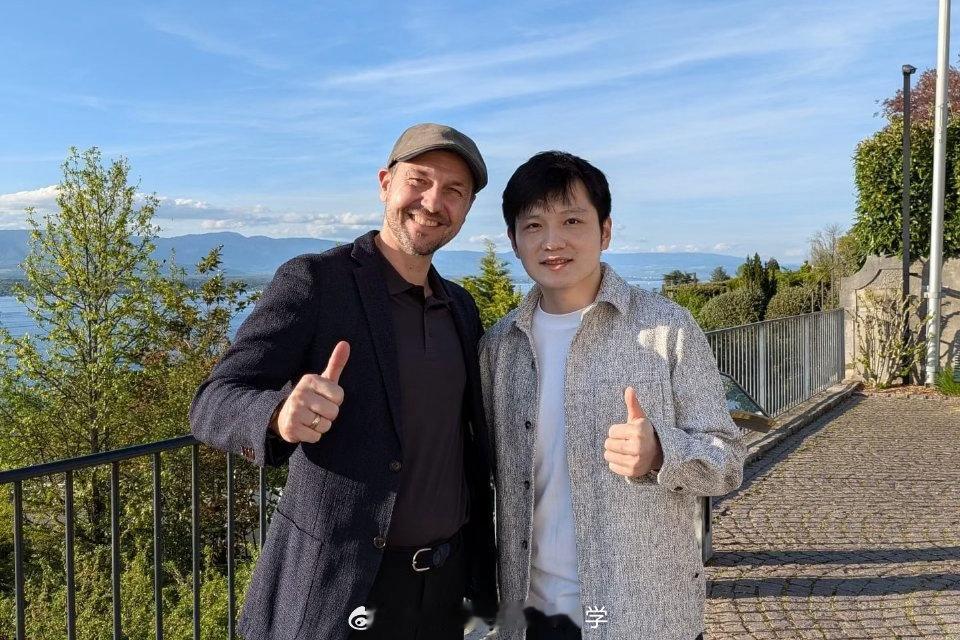 樊振东旅行合影刷屏！跨洋跨洲全是名场面樊振东旅行合影樊振东多款旅行合影曝光，赛场