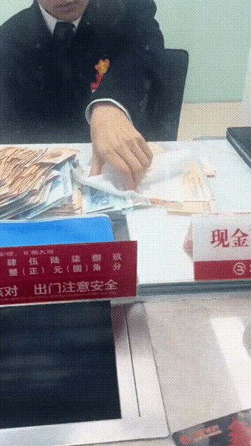 银行又出炸裂行为！网曝储户去银行存钱，被银行职员一脸嫌弃，甚至数钱用纸巾隔着抓取