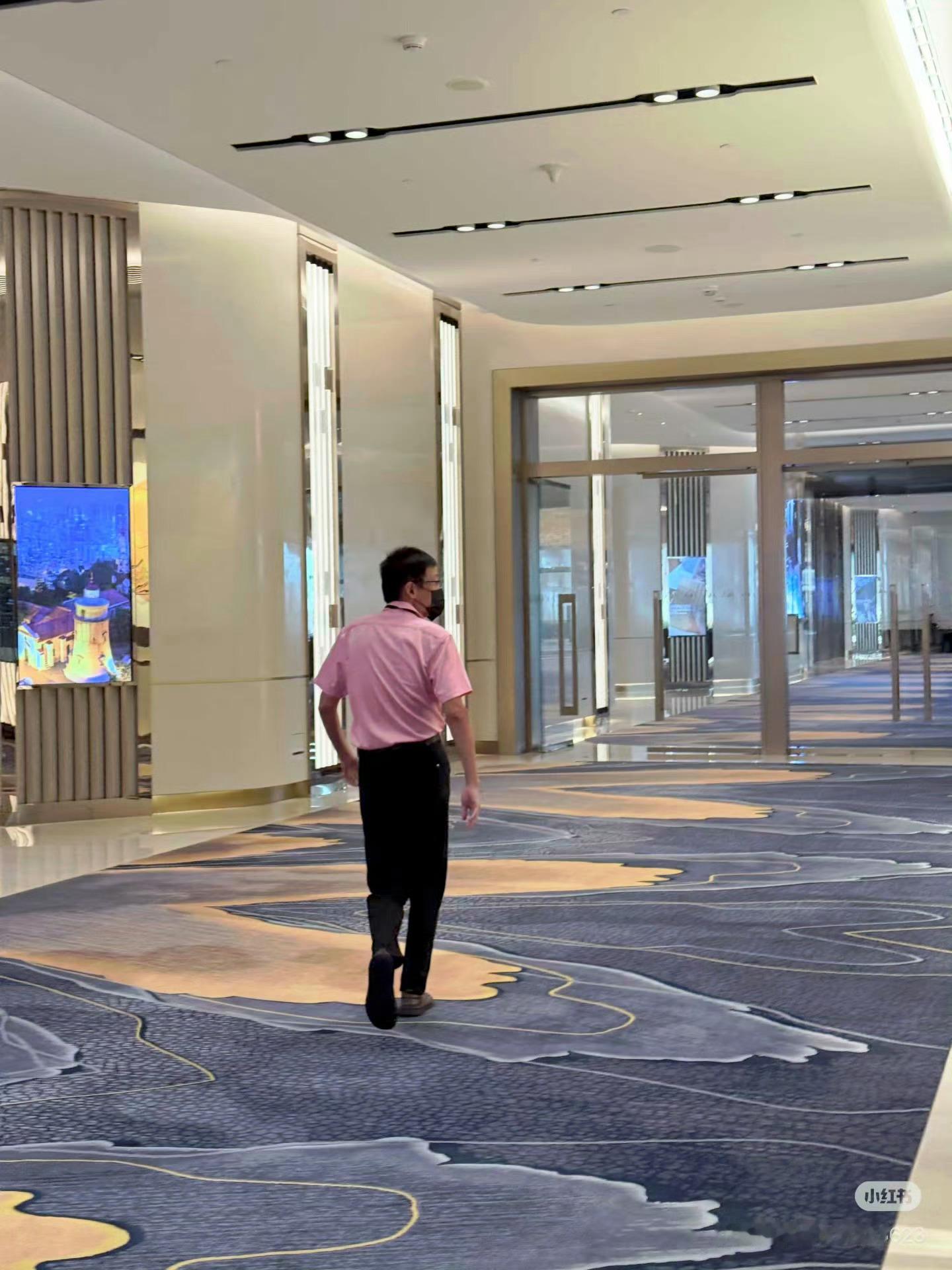 tg 李飞今天又穿着挚爱的粉色衬衫去看top的演唱会 