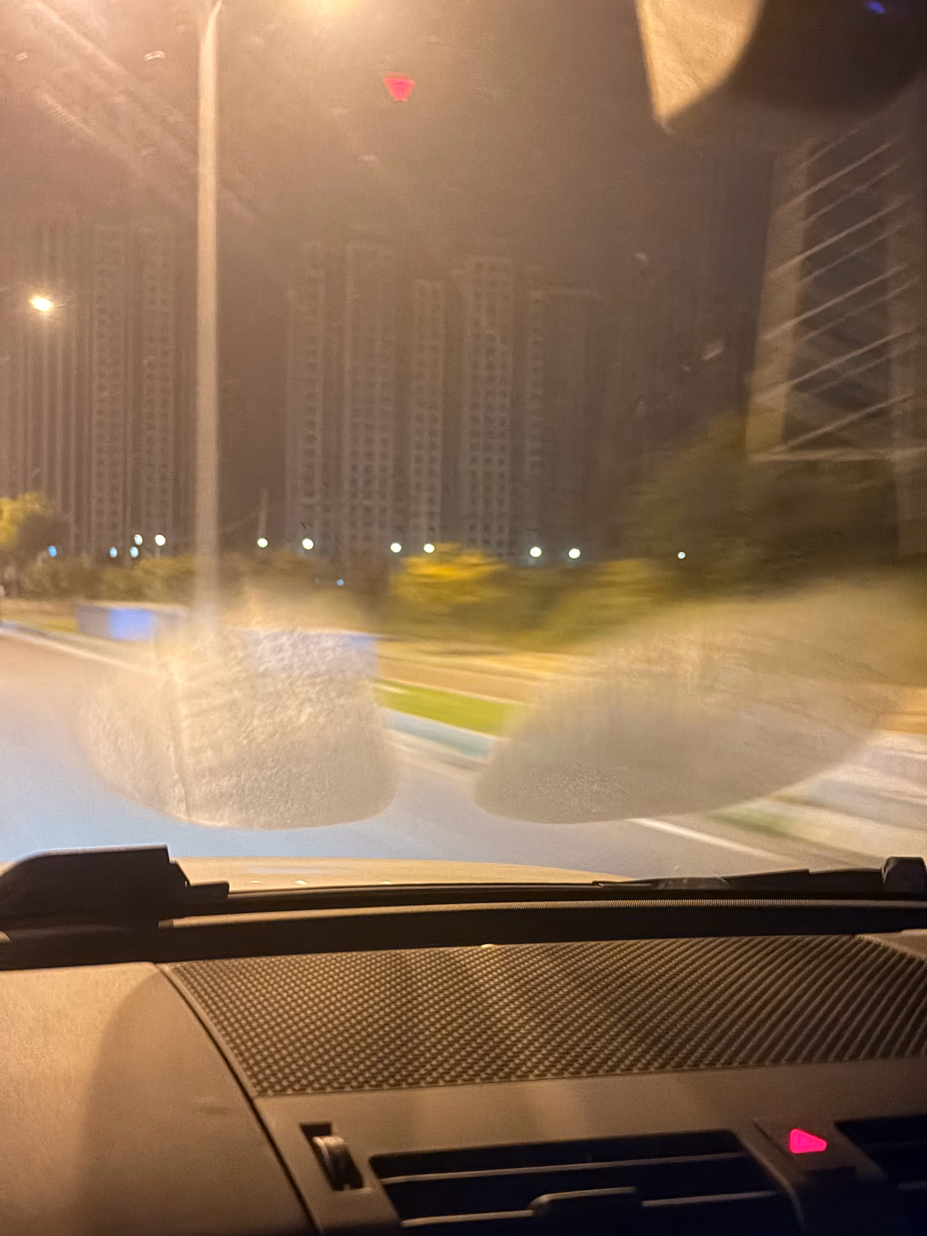 夏天一开空调，外面湿度要大一点，车外玻璃起雾怎么解 