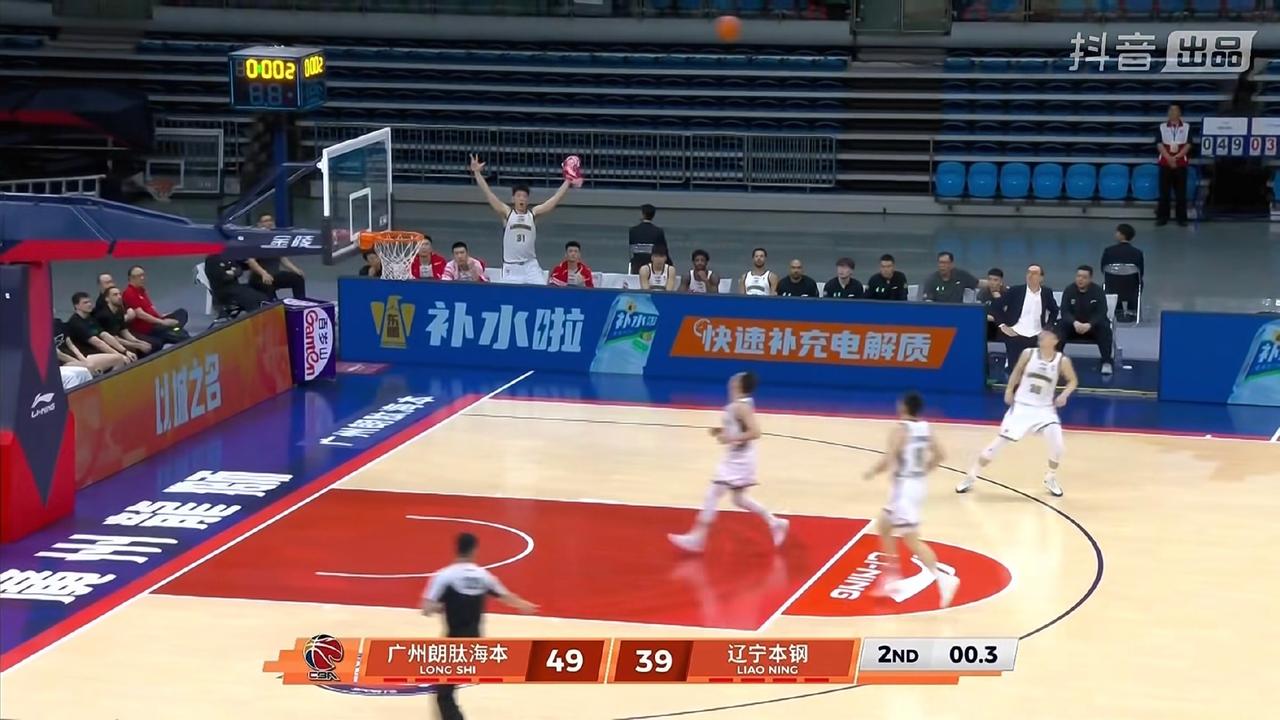 辽宁队半场39：49落后广州队10分，失误多，防守差，投篮不准就是辽宁队上半场的