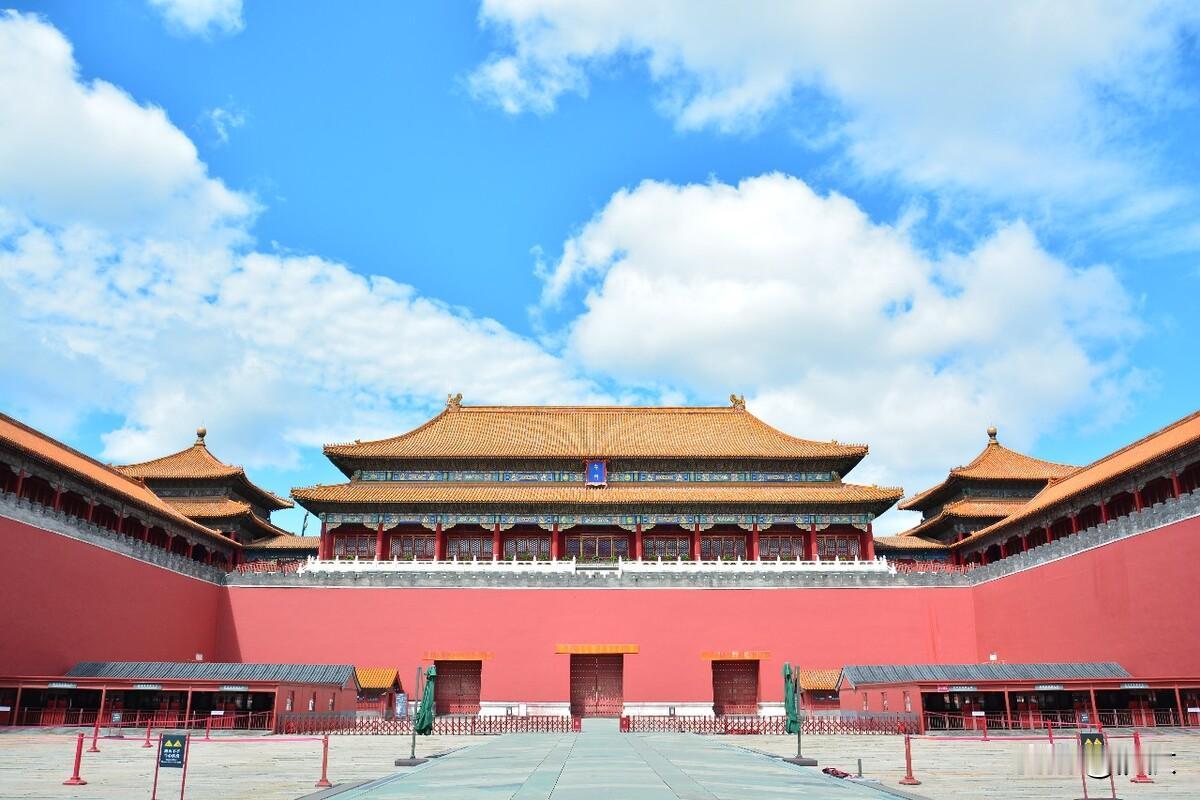 节假日怎么快速到达故宫。三条路线都亲测过。

1，常规路线。天安门东下地铁，往西