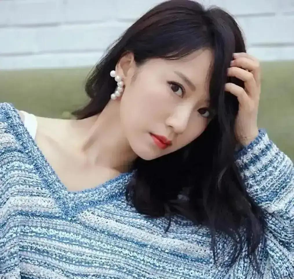 八年后再合作，张嘉译没变，李念已彻底换了活法。
《蜗居》里的“海藻”拽着她的手，