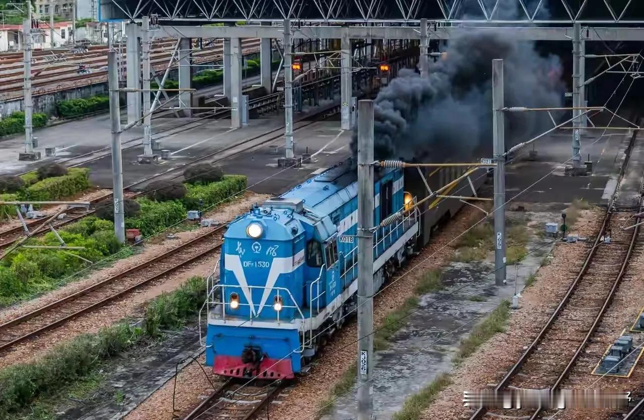 广铁的DF5 内燃机车，也老态尽显了。这台1530号机车牵引客车车底从客技站出来