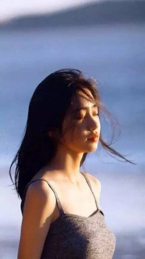 天气就跟女人一样，善变。天气预报就跟男人一样，不靠谱。 ​​​