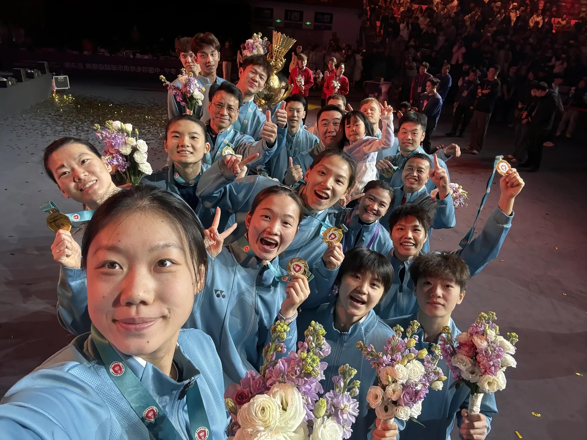 黄东萍dy更新：口号是：厦门银行再创辉煌加油加油加油！很棒很有爱很凝聚力的团队！