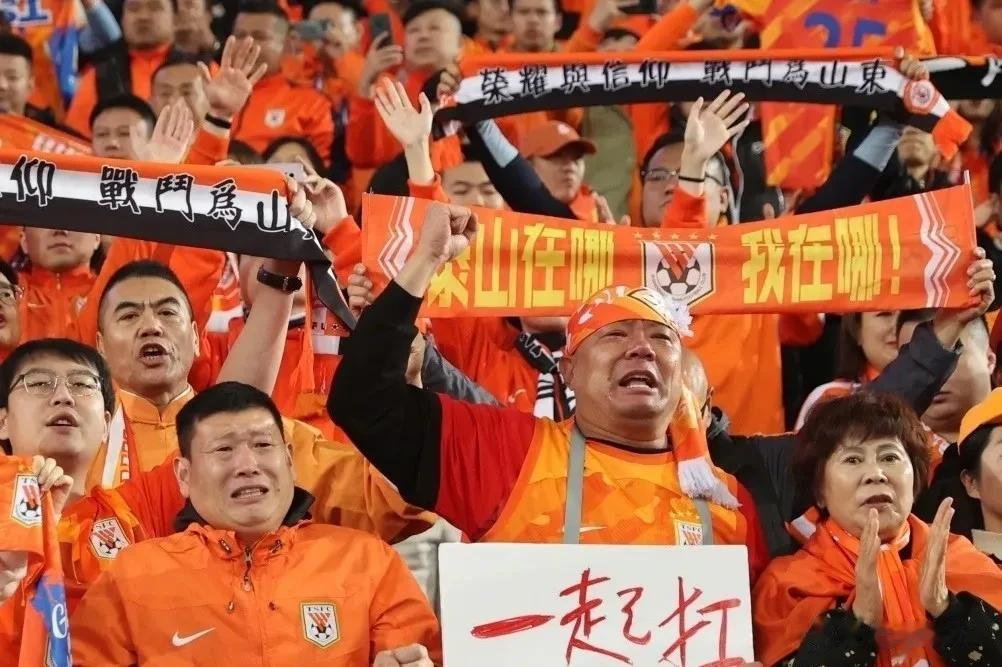 今年泰山队国内赛事三项亚军，可以指出缺点和不足，但怎么还有球迷嘲笑呢？尤其是某冠