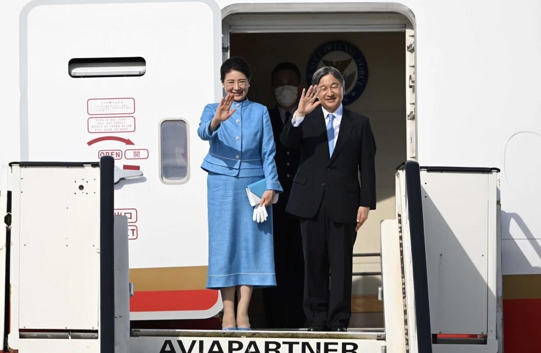 天皇夫妇返回日本
比利时时间6月25日，天皇夫妇在布鲁塞尔梅尔斯布鲁克军用机场搭
