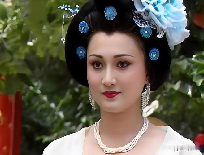 李隆基强占儿媳为何不被骂唐玄宗李隆基强占儿媳杨玉环，在当时和后世其实都一直被骂。